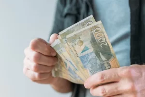 Да ли је исправно тражити појашњење по члану 142.ЗЈН   услед различитих цена у Обрасцу структуре цена и Модела уговора